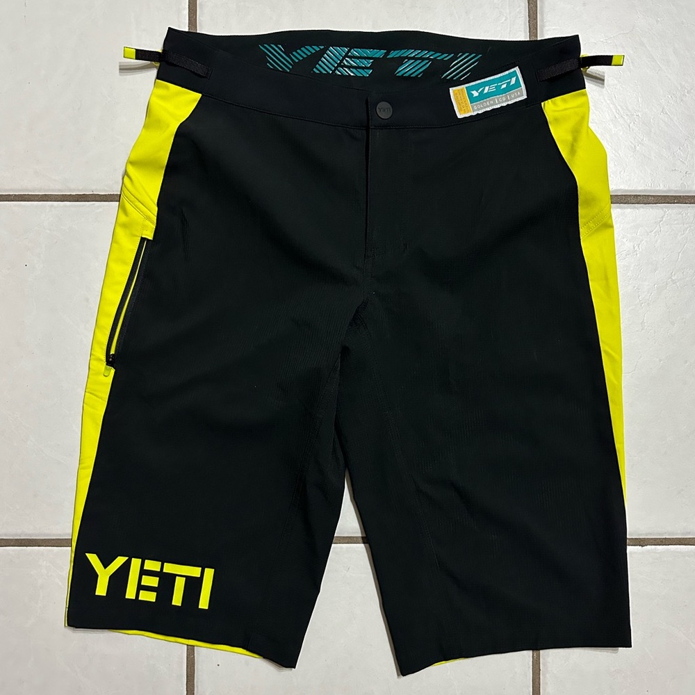 Yeti MTB shorts - size M